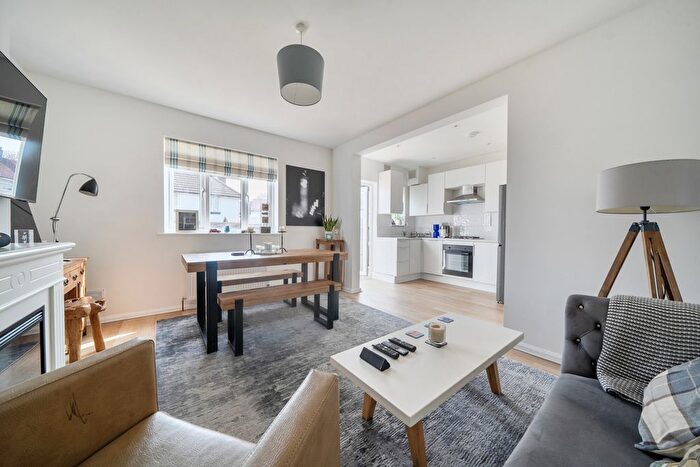 3 Bedroom Detached House For Sale In Riddons Road, London, SE12