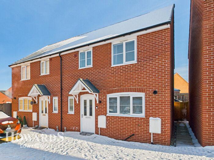 3 Bedroom Semi Detached House For Sale In Rydwar Close, Lowestoft, NR32