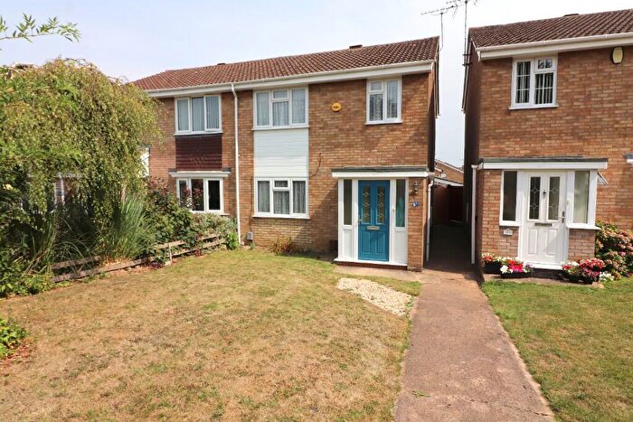 3 Bedroom Semi-Detached House For Sale In Buckingham Drive, Luton, Bedfordshire, LU2