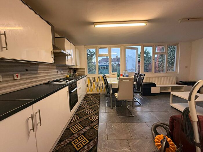 4 Bedroom Semi-Detached House To Rent In Dagenham, RM8