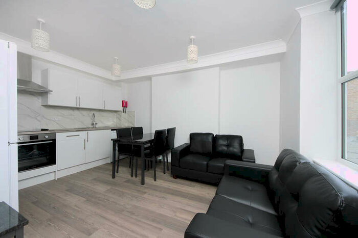 3 Bedroom Flat To Rent In Uxbridge Road, W12