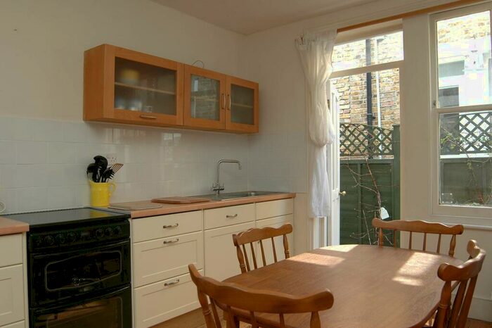 2 Bedroom Flat To Rent In Lynn Road, Balham, London, SW12