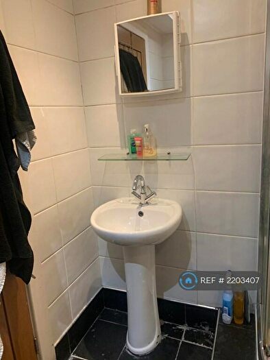 1 Bedroom Flat To Rent In Town Street, Leeds, LS28