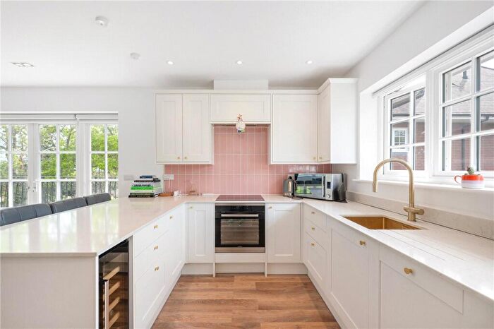 2 Bedroom Flat For Sale In The Avenue, Beckenham, BR3