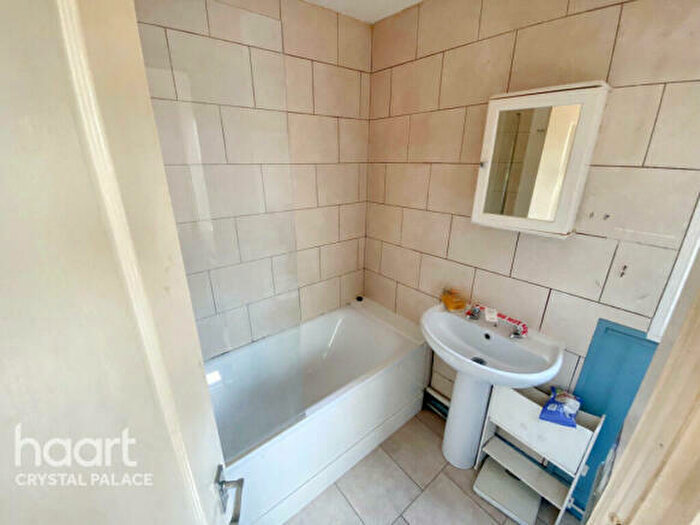 1 Bedroom Flat For Sale In Ground Floor Flat, Parish Lane, Penge, Crystal Palace, London, Greater London, SE20