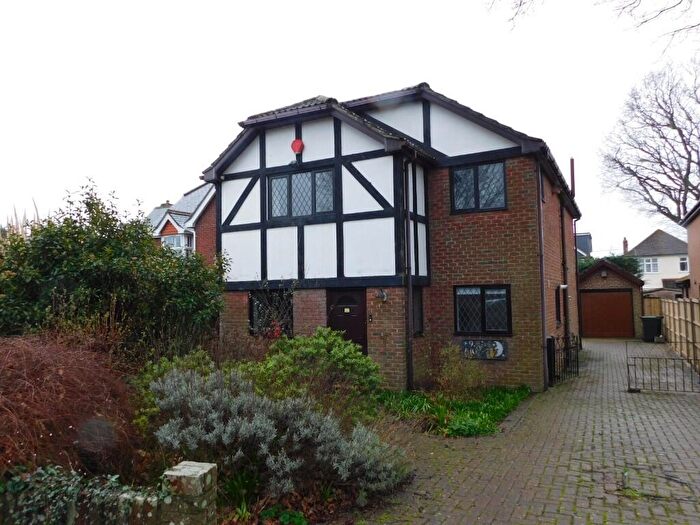 4 Bedroom Detached House For Sale In Kingsway Close, Christchurch, BH23