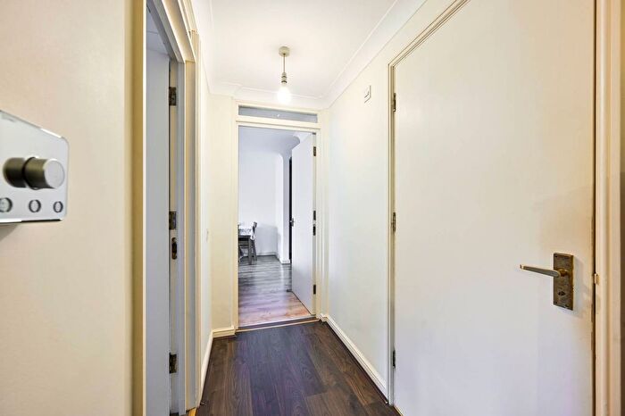 1 Bedroom Flat To Rent In Woodger Road, Shepherd's Bush, London, W12