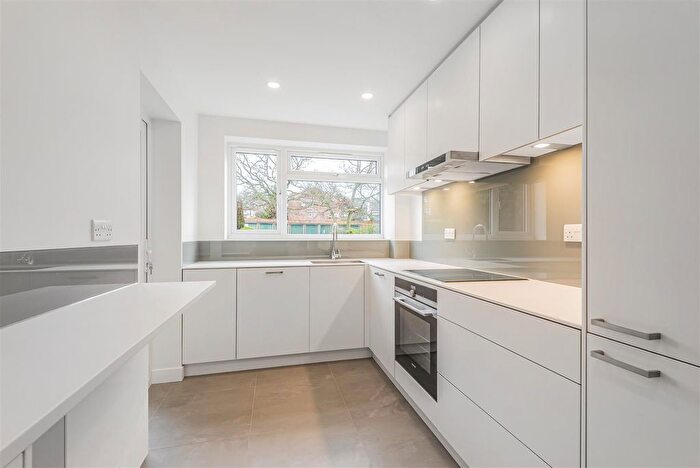 2 Bedroom Flat For Sale In Bosworth Road, Barnet, EN5