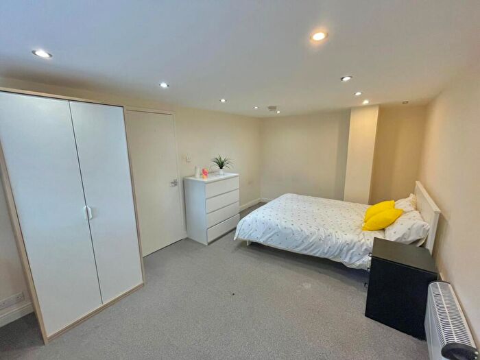 2 Bedroom Flat To Rent In Hartley Avenue, Woodhouse, Leeds, LS6