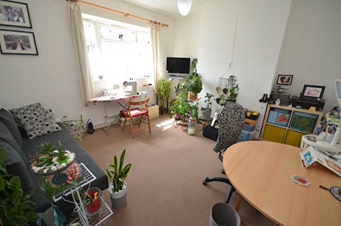 1 Bedroom Flat To Rent In Baldry Gardens, Streatham, London, SW16