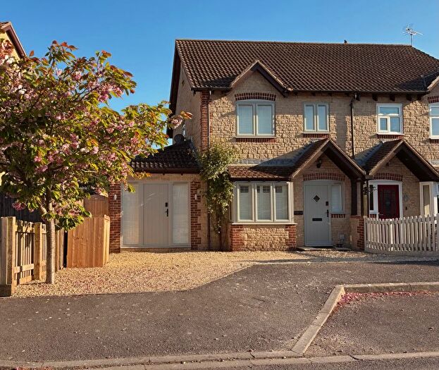 4 Bedroom Semi-detached House For Sale In St Marys Close, Bradenstoke, SN15