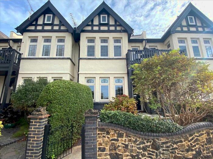 2 Bedroom Flat To Rent In Grand Drive, Leigh-On-Sea, SS9