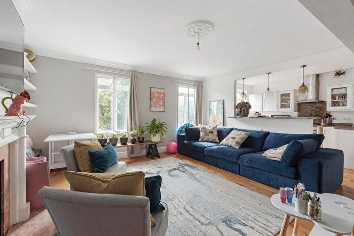 2 Bedroom Flat For Sale In The Pavement, Clapham, SW4