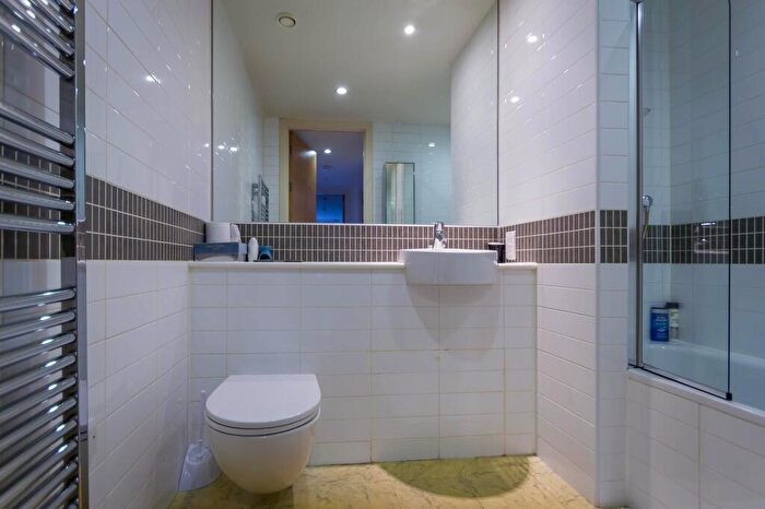 2 Bedroom Apartment To Rent In Canal Wharf, Birmingham, B1