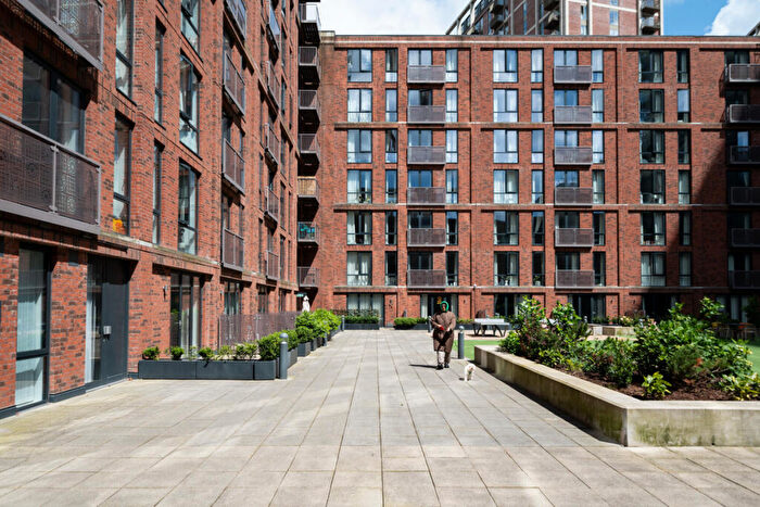 3 Bedroom Flat To Rent In Oxbow, Stephenson House, M5