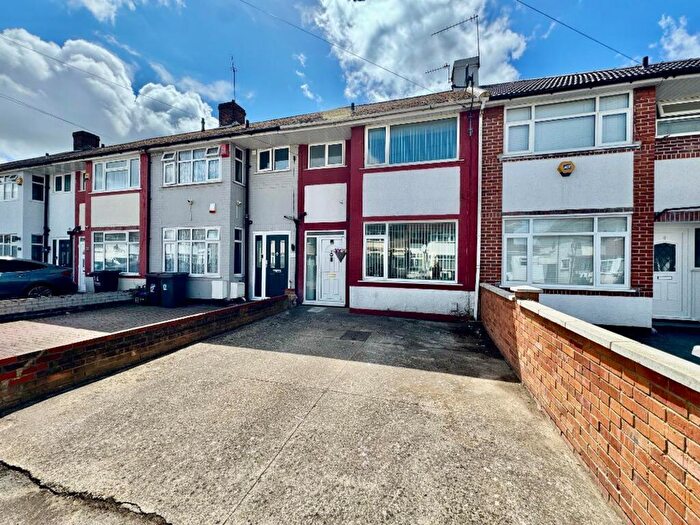 3 Bedroom Terraced House For Sale In Elmore Road, Luton, LU2