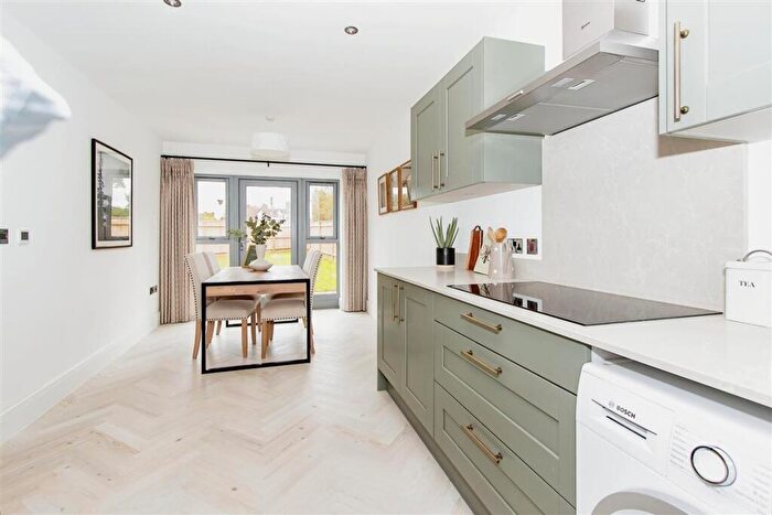 3 Bedroom End Of Terrace House For Sale In Brockhills Lane, New Milton, BH25