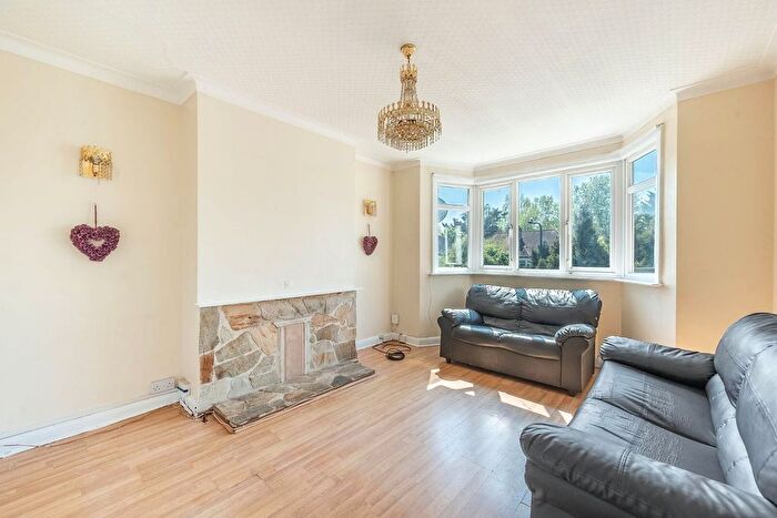 3 Bedroom Maisonette To Rent In Woodgrange Close, Kenton, Harrow, HA3