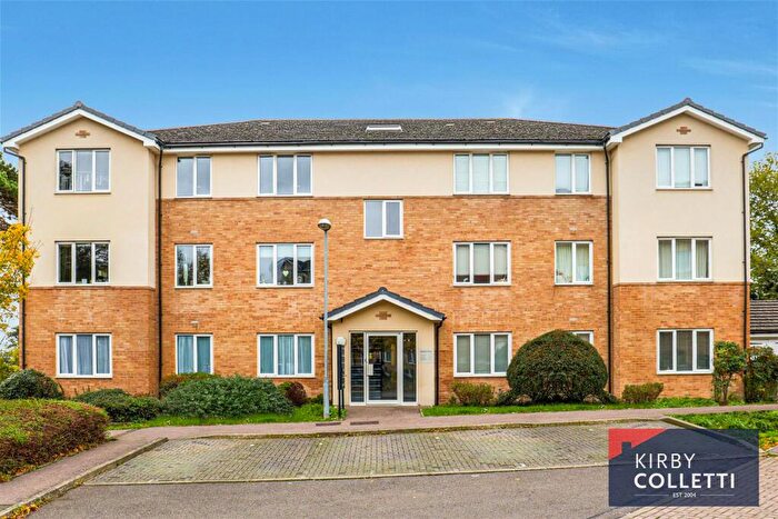 2 Bedroom Apartment For Sale In Woollens Grove, Hoddesdon, EN11