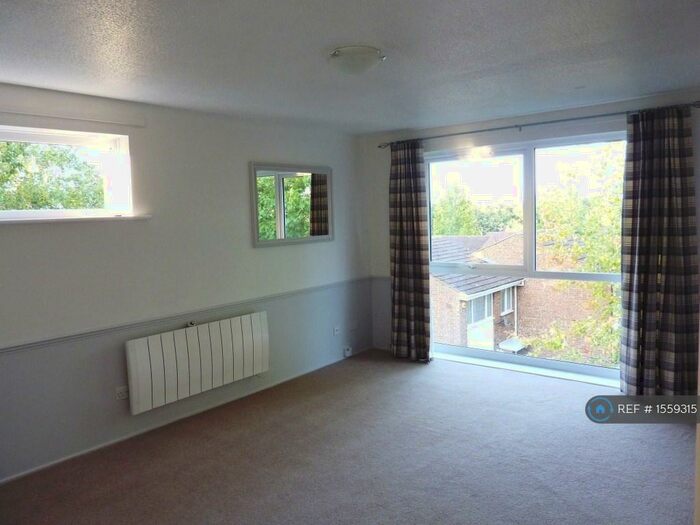 2 Bedroom Flat To Rent In Roydon Court, Hemel Hempstead, HP2