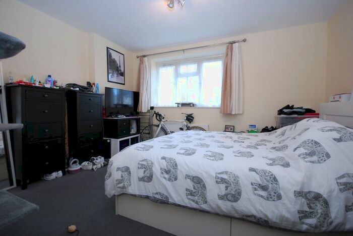 2 Bedroom Flat To Rent In Oaks Avenue, London, SE19