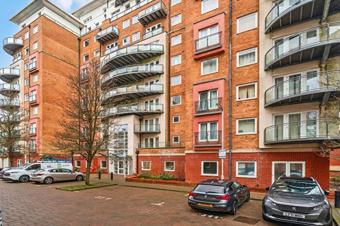 2 Bedroom Flat For Sale In Basingstoke, Hampshire, RG21