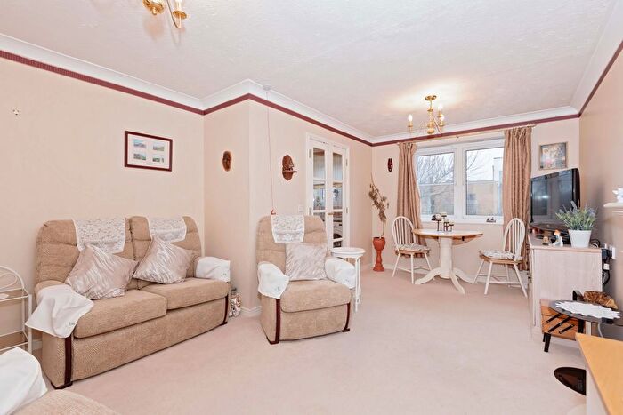 1 Bedroom Bungalow For Sale In Beachville Court, Brighton Road, Lancing, West Sussex, BN15