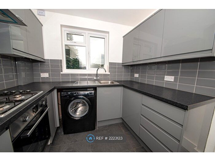1 Bedroom Flat To Rent In Hughenden Road, High Wycombe, Bucks, HP13
