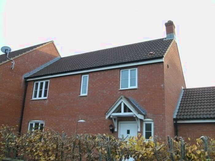 3 Bedroom Semi-Detached House To Rent In Brigg Close, Bridgwater, TA6