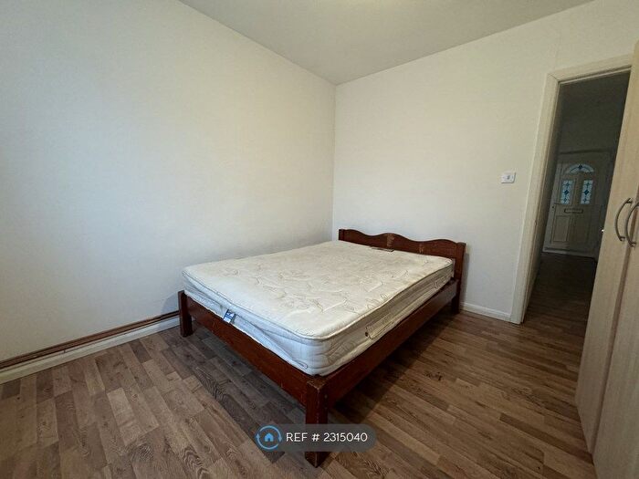 2 Bedroom Flat To Rent In Wolves Lane, London, N13