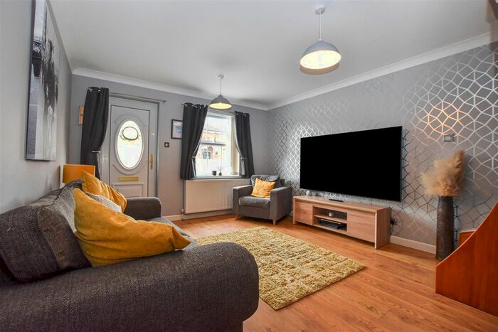 2 Bedroom Semi-Detached House For Sale In Higham Close, Hull, HU8