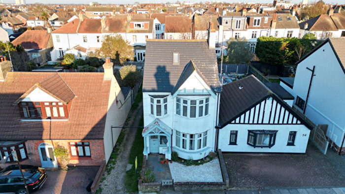 3 Bedroom Apartment For Sale In Woodfield Park Drive, Leigh-on-sea, SS9