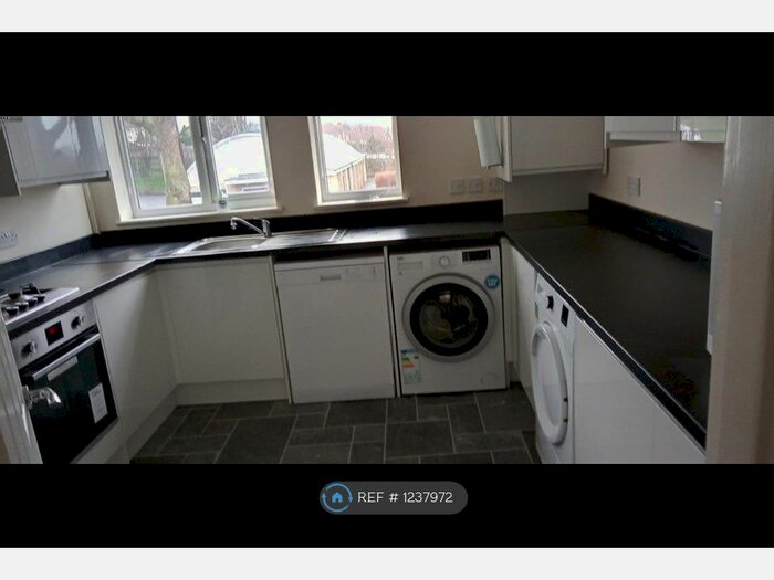 3 Bedroom Flat To Rent In Mickleham Road, Orpington, BR5