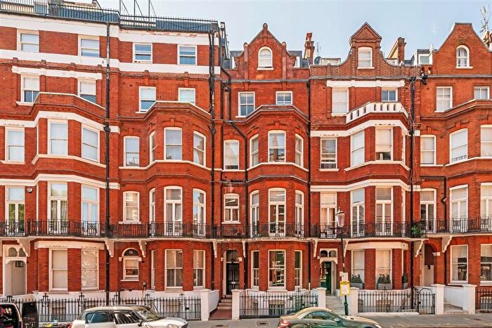 3 Bedroom Flat To Rent In Egerton Gardens, Chelsea, SW3