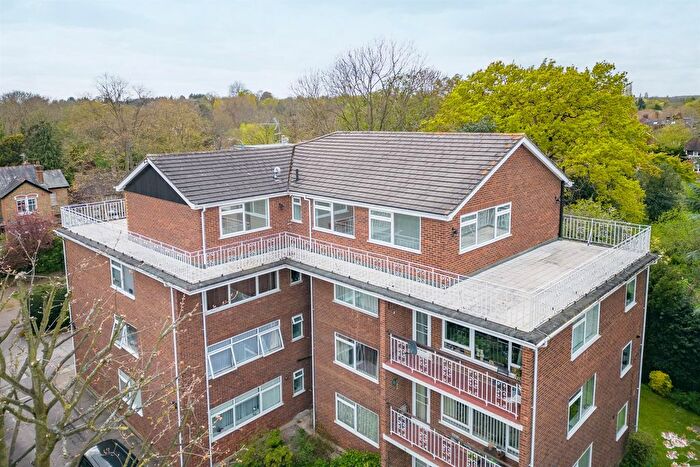 3 Bedroom Flat For Sale In Private Road, Enfield, EN1