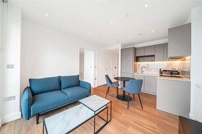 Apartment To Rent In Henley Cross, London, SE3