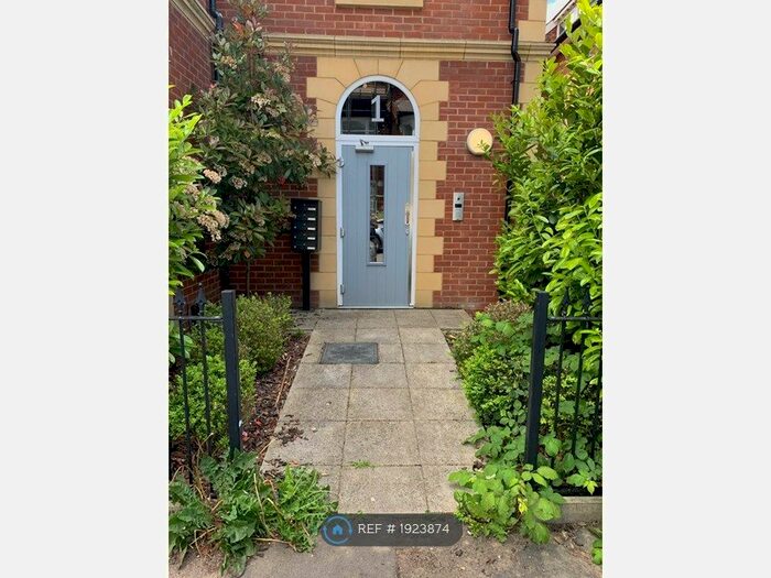 2 Bedroom Flat To Rent In Manor Grove, Tonbridge, TN10