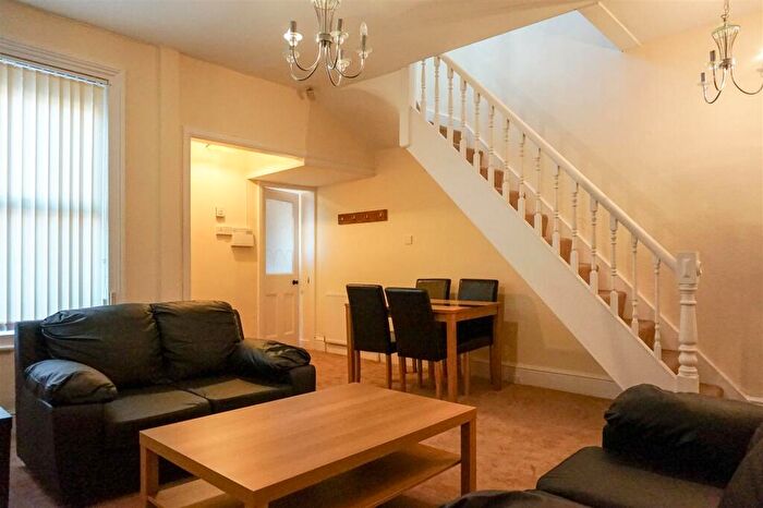 3 Bedroom Apartment To Rent In Flat Kirkstall Road, Leeds, LS4
