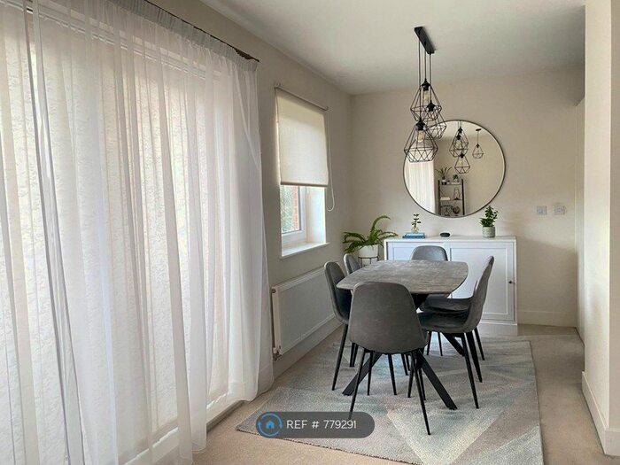 2 Bedroom Flat To Rent In Lexington Drive, Haywards Heath, RH16