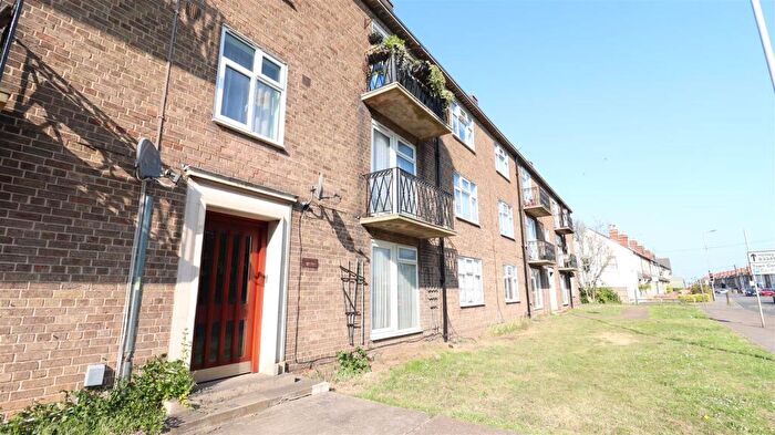 3 Bedroom Flat To Rent In Gosbrook Road, Caversham, RG4