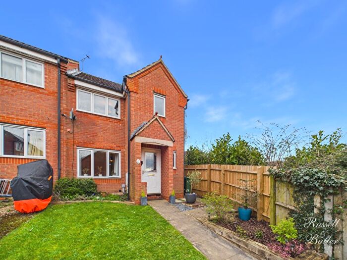 3 Bedroom End Of Terrace House For Sale In Clover End, Buckingham, Buckinghamshire, MK18