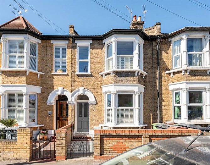 2 Bedroom Flat For Sale In Coppermill Lane, Walthamstow, E17