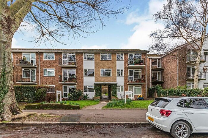 1 Bedroom Flat To Rent In Lovelace Gardens, Surbiton, Surrey, KT6