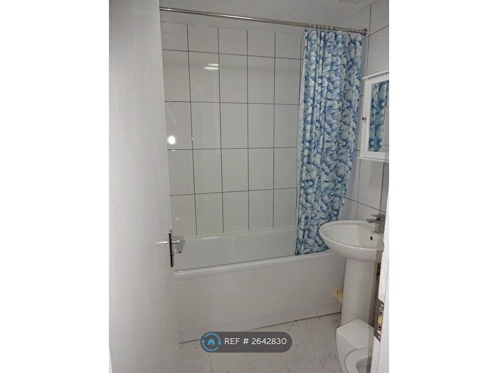 1 Bedroom Flat To Rent In Maxwellton Street, Paisley, PA1