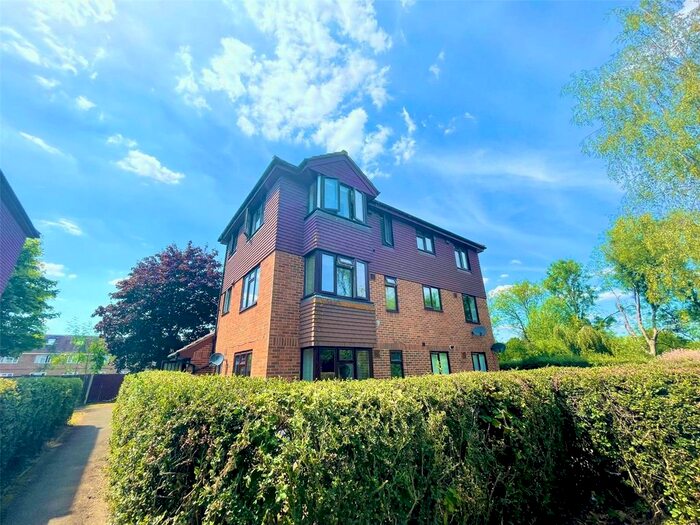 Studio To Rent In Willow Court, Skipton Way, Horley, Surrey, RH6