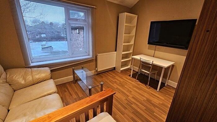 3 Bedroom Flat To Rent In Mauldeth Road, Manchester, M14