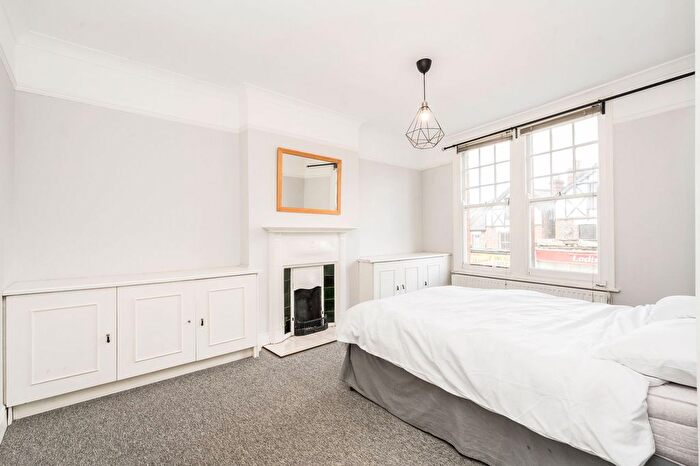 2 Bedroom Flat For Sale In Walm Lane, London, NW2