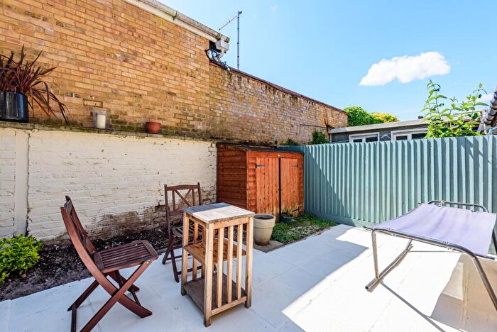 2 Bedroom Flat To Rent In Glengall Road, Queens Park, London, NW6