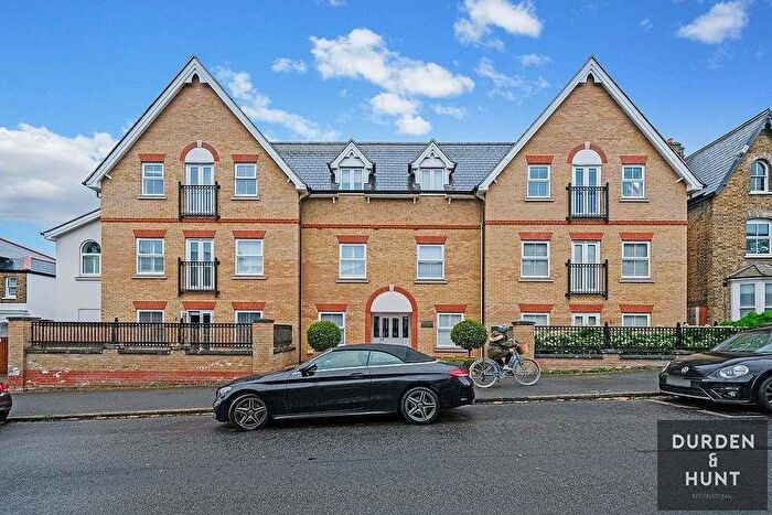 2 Bedroom Flat For Sale In Queens Road, Buckhurst Hill, IG9