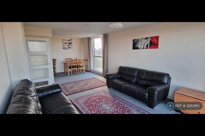 2 Bedroom Flat To Rent In Turnpike Link, Croydon, CR0